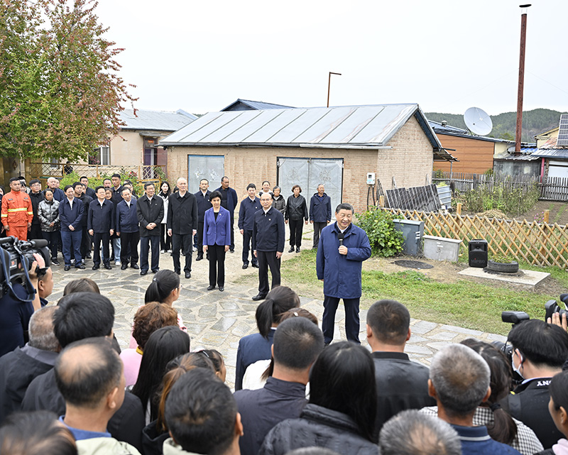 9月6日至8日，中共中央總書記、國家主席、中央軍委主席習(xí)近平在黑龍江考察。這是6日下午，習(xí)近平在大興安嶺地區(qū)漠河市北極村考察時(shí)，同當(dāng)?shù)厝罕娪H切交流。