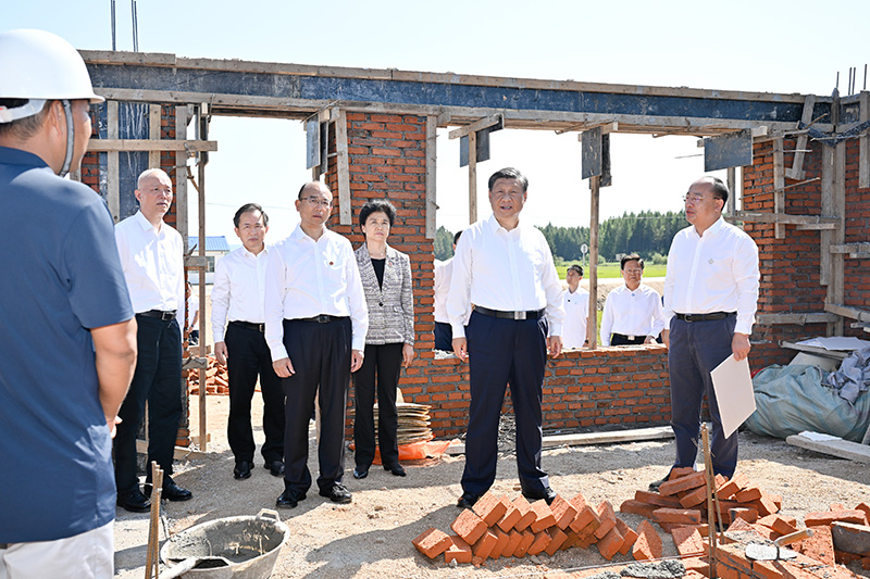 9月6日至8日，中共中央總書記、國家主席、中央軍委主席習(xí)近平在黑龍江考察。這是7日上午，習(xí)近平在遭受洪澇災(zāi)害的哈爾濱尚志市老街基鄉(xiāng)龍王廟村，察看水毀房屋重建情況。